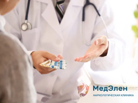 Врач с таблетками в руке